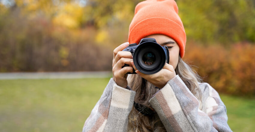 カメラを構える女性