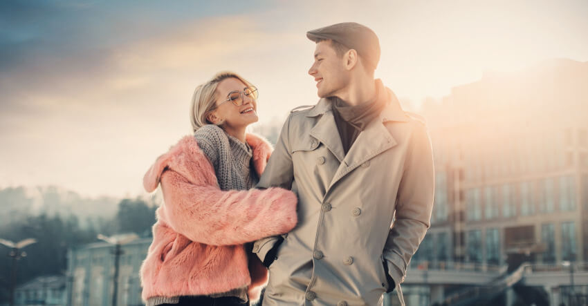 腕を組むカップル